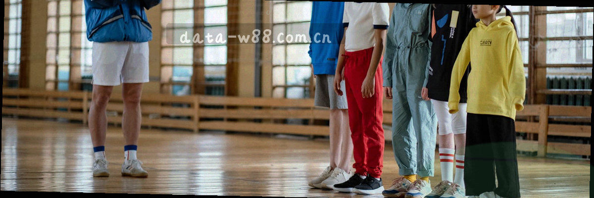 半透明的球场线叠加在日历格子上